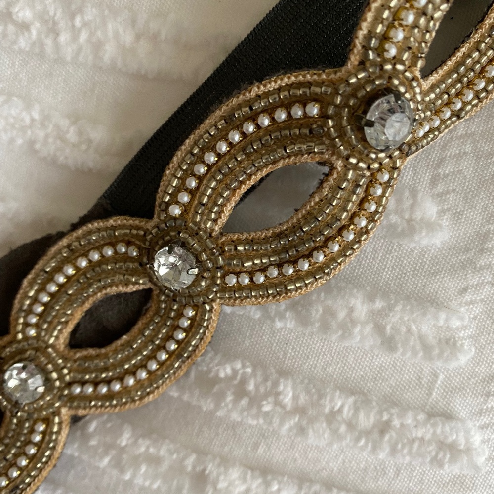 Beaded elastic snap belt